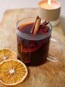 How to Make Mulled Wine for Chilly Evenings 2 Mulled wine in a glass mug